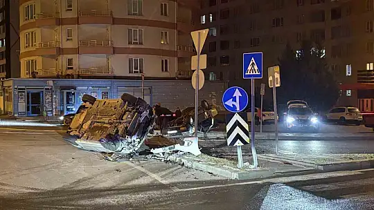 Kavşaktaki kazada otomobillerden biri yan yattı, diğeri takla attı: 2 yaralı