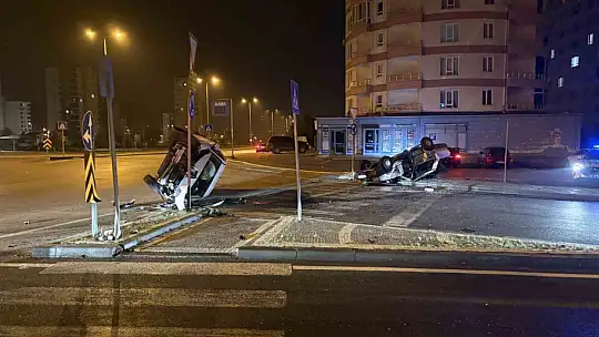 Kavşaktaki kazada otomobillerden biri yan yattı, diğeri takla attı: 2 yaralı