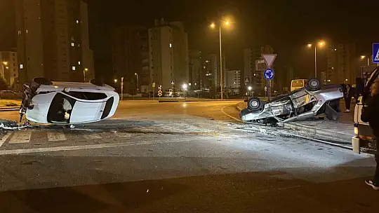 Kavşaktaki kazada otomobillerden biri yan yattı, diğeri takla attı: 2 yaralı