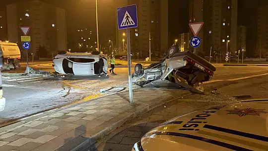 Kavşaktaki kazada otomobillerden biri yan yattı, diğeri takla attı: 2 yaralı