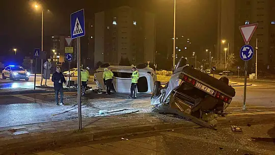 Kavşaktaki kazada otomobillerden biri yan yattı, diğeri takla attı: 2 yaralı
