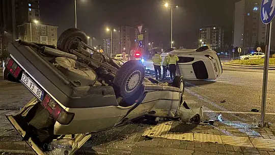 Kavşaktaki kazada otomobillerden biri yan yattı, diğeri takla attı: 2 yaralı