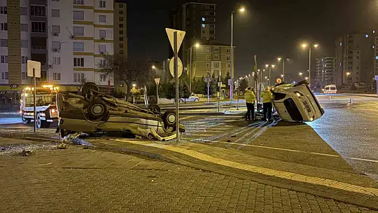 Kavşaktaki kazada otomobillerden biri yan yattı, diğeri takla attı: 2 yaralı