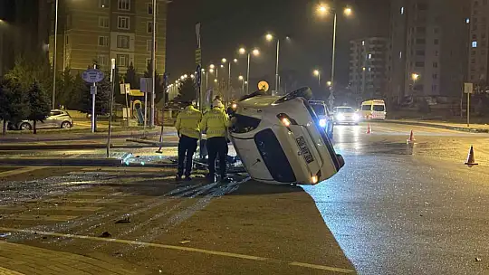 Kavşaktaki kazada otomobillerden biri yan yattı, diğeri takla attı: 2 yaralı