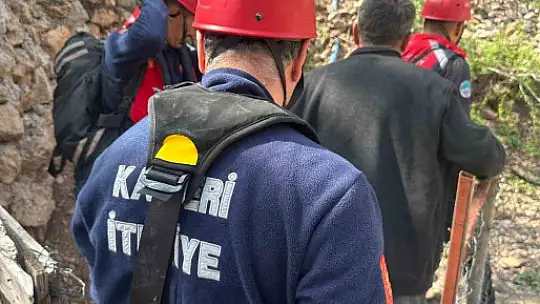 Kayalıklarda mahsur kalan 4 keçi 4 saatte kurtarıldı