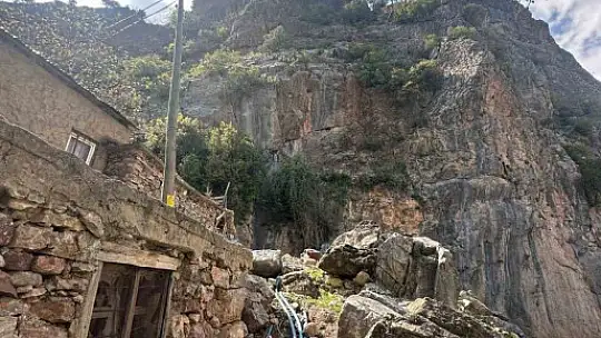 Kayalıklarda mahsur kalan 4 keçi 4 saatte kurtarıldı
