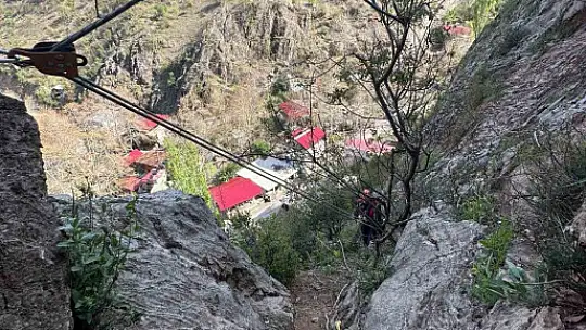 Kayalıklarda mahsur kalan 4 keçi 4 saatte kurtarıldı