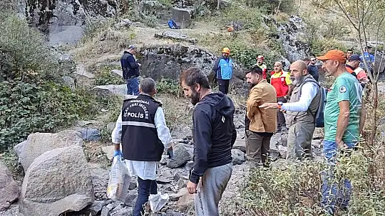 Kayalıklardan düşen dağcı hayatını kaybetti