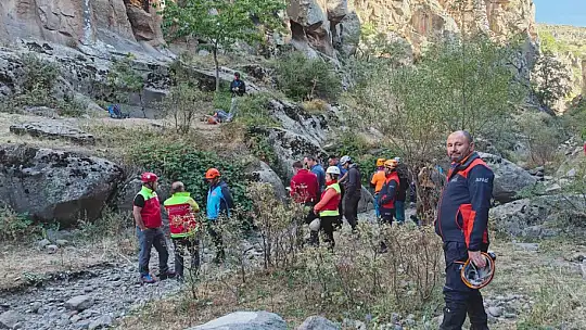 Kayalıklardan düşen dağcı hayatını kaybetti