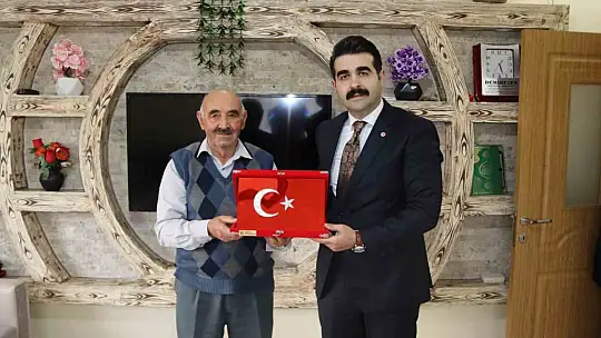 Kaymakam Eser, Tomarzalı şehit babasını ve Kıbrıs gazisini ziyaret etti