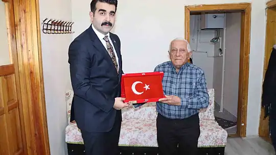 Kaymakam Eser, Tomarzalı şehit babasını ve Kıbrıs gazisini ziyaret etti