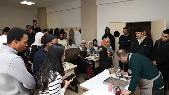 KAYMEK'ten yabancı öğrencilere 'Ebru' deneyimi