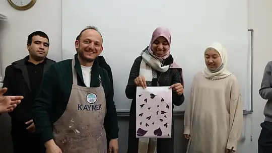 KAYMEK'ten yabancı öğrencilere 'Ebru' deneyimi