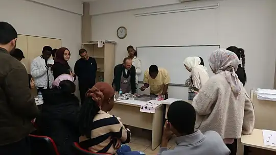 KAYMEK'ten yabancı öğrencilere 'Ebru' deneyimi
