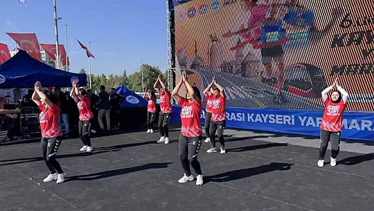 Kayseri 6. Yarı Maraton'da Halk Koşusu protokolün startı ile başladı