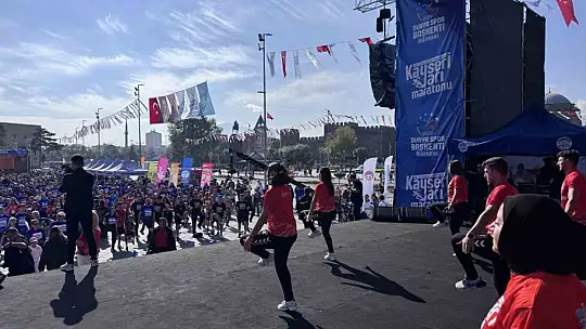 Kayseri 6. Yarı Maraton'da Halk Koşusu protokolün startı ile başladı