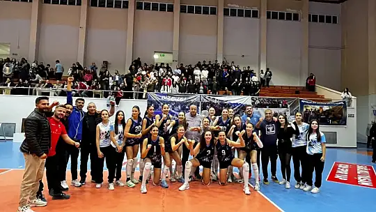 Kayseri Atletikspor Voleybol takımı evinde kazandı