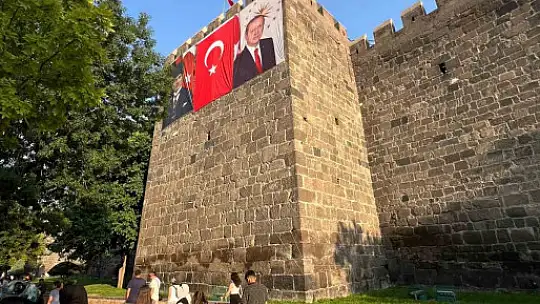 Kayseri Büyükşehir Belediyesi, şehri Türk Bayrakları ile donattı