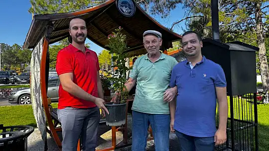 Kayseri Büyükşehir'den anlamlı sosyal deney: Çevreye duyarlı vatandaşlara gül jesti