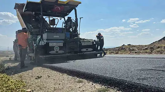 Kayseri Büyükşehir, Develi'de sıcak asfalt çalışmalarına başladı