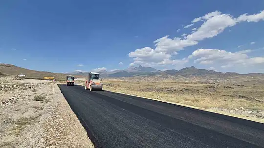 Kayseri Büyükşehir, Develi'de sıcak asfalt çalışmalarına başladı