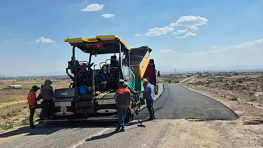 Kayseri Büyükşehir, Develi'de sıcak asfalt çalışmalarına başladı