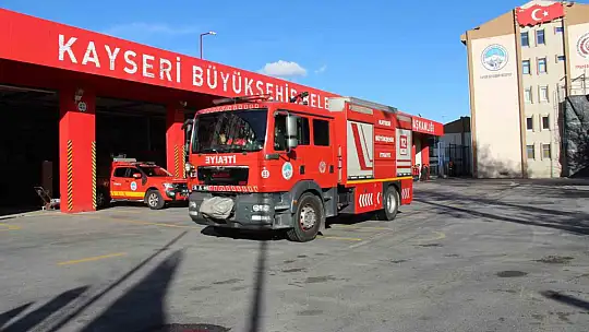 Kayseri Büyükşehir İtfaiyesi, Kırıkkale'deki kimya fabrikası yangınına destek için harekete geçti
