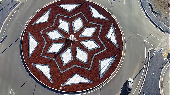 Kayseri Büyükşehir, kavşak peyzajı ile kentin vitrinine renk ve estetik katıyor