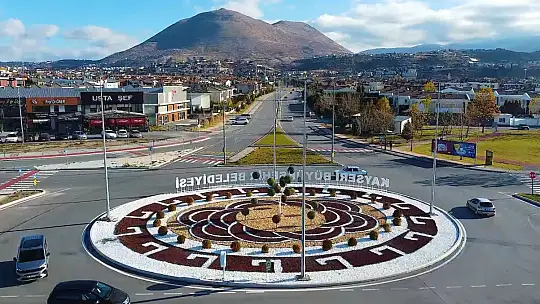 Kayseri Büyükşehir, kavşak peyzajı ile kentin vitrinine renk ve estetik katıyor