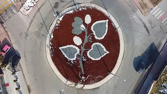 Kayseri Büyükşehir, kavşak peyzajı ile kentin vitrinine renk ve estetik katıyor