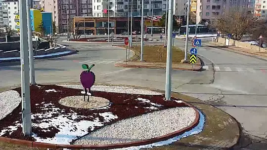 Kayseri Büyükşehir, kavşak peyzajı ile kentin vitrinine renk ve estetik katıyor