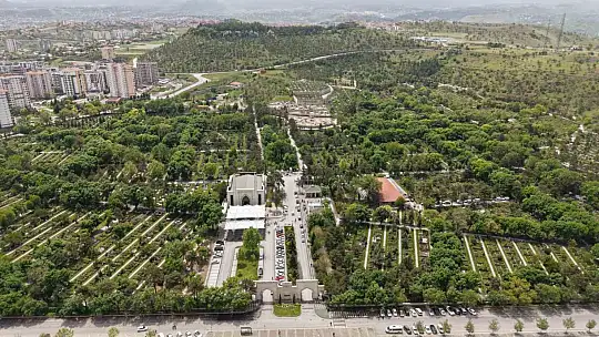 Kayseri Büyükşehir, mezarlıkları bayram ziyaretlerine hazır hale getirdi