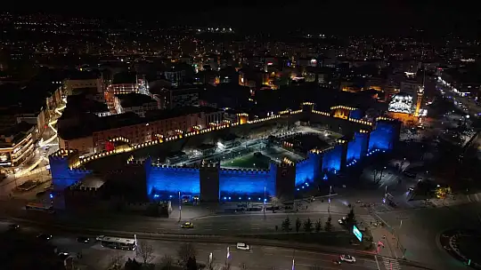 Kayseri Büyükşehir, tarihi surları mavi ışıkla aydınlatarak otizm farkındalığına dikkat çekti