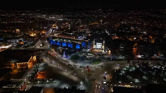 Kayseri Büyükşehir, tarihi surları mavi ışıkla aydınlatarak otizm farkındalığına dikkat çekti