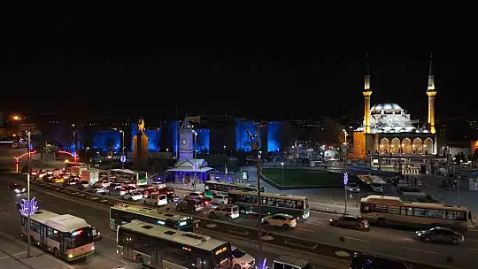 Kayseri Büyükşehir, tarihi surları mavi ışıkla aydınlatarak otizm farkındalığına dikkat çekti