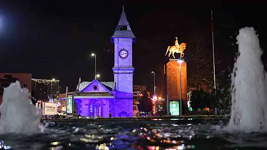 Kayseri Büyükşehir, tarihi surları mavi ışıkla aydınlatarak otizm farkındalığına dikkat çekti
