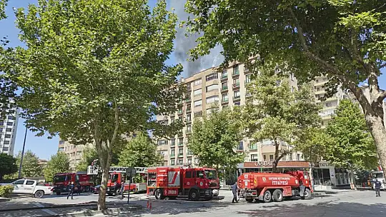 Kayseri'de 10 katlı binadaki çatı yangını söndürüldü