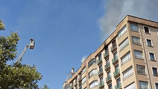 Kayseri'de 10 katlı binadaki çatı yangını söndürüldü