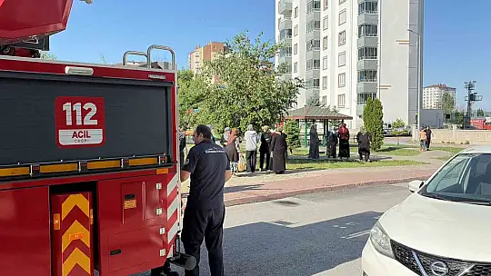 Kayseri'de 12 katlı binanın görevli dairesinde yangın