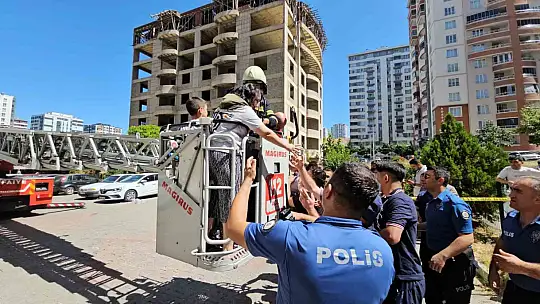 Kayseri'de 14 katlı binadaki yangın söndürüldü: 30 kişi tahliye edildi