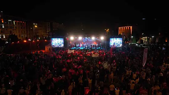 Kayseri'de 15 Temmuz'da vatandaşlar Cumhuriyet Meydanı'nı doldurdu