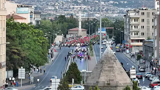 Kayseri'de 15 Temmuz'da vatandaşlar Cumhuriyet Meydanı'nı doldurdu