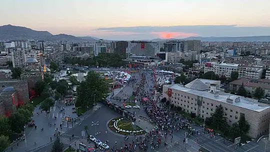 Kayseri'de 15 Temmuz'da vatandaşlar Cumhuriyet Meydanı'nı doldurdu