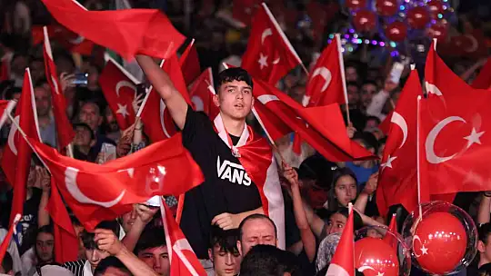 Kayseri'de 15 Temmuz'da vatandaşlar Cumhuriyet Meydanı'nı doldurdu