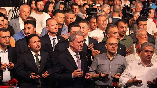Kayseri'de 15 Temmuz'da vatandaşlar Cumhuriyet Meydanı'nı doldurdu