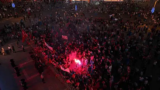 Kayseri'de 15 Temmuz'da vatandaşlar Cumhuriyet Meydanı'nı doldurdu