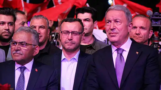 Kayseri'de 15 Temmuz'da vatandaşlar Cumhuriyet Meydanı'nı doldurdu