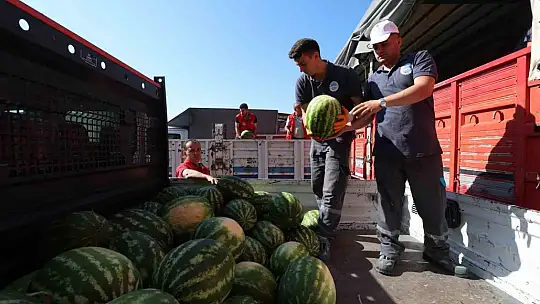 Kayseri'de 17 ton karpuz dağıtıldı