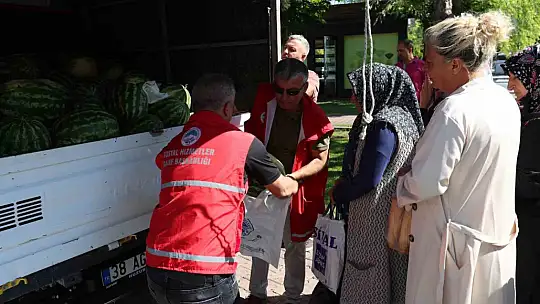 Kayseri'de 17 ton karpuz dağıtıldı