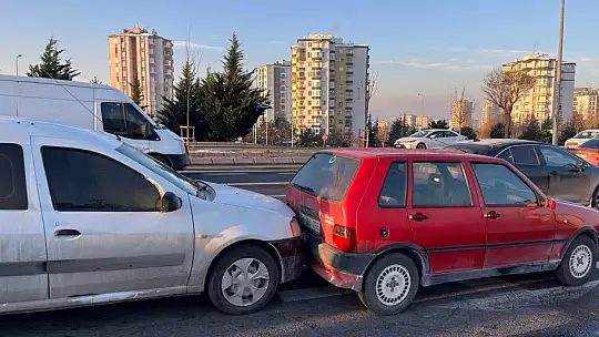 Kayseri'de 3 aracın karıştığı zincirleme kaza: 2 yaralı